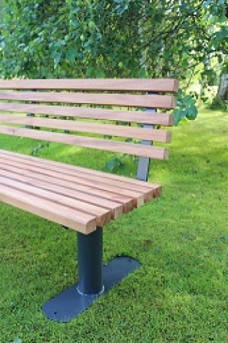 puistopenkki teräsrungolla