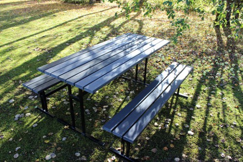 puistokaluste pöytä ja penkit